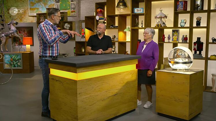 Vorbild f&uuml;r das Lampen-Desing waren Stalagmiten, wie Detlev K&uuml;mmel (links) Horst Lichter und der Verk&auml;uferin erkl&auml;rte.