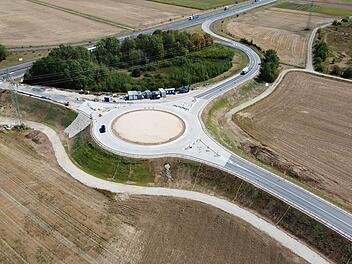 Buttenheim: Erster Betonkreisverkehr Oberfrankens fertig gestellt
