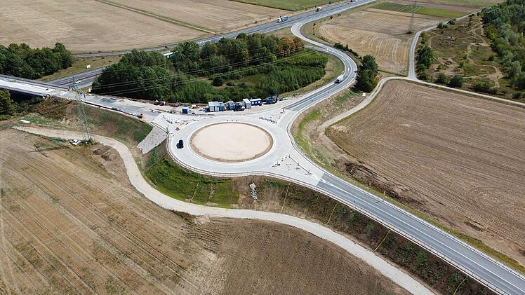 Buttenheim: Erster Betonkreisverkehr Oberfrankens fertig gestellt