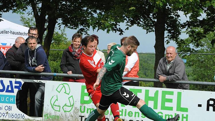 Szenen vom Relegationsspiel zwischen dem TSV Rothhausen/Thundorf (rote Trikots) und der DJK Weichtungen (5:2 n.V.).