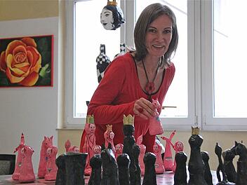 Künstlerische Gestaltung: Thea Keßler setzte sich kreativ mit dem Thema Schachspiel auseinander. Fotos: Gerd Schaar