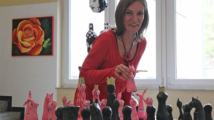 Künstlerische Gestaltung: Thea Keßler setzte sich kreativ mit dem Thema Schachspiel auseinander. Fotos: Gerd Schaar