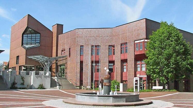 Die Stadt Rödental (hier das Rathaus) hatte noch nie einen anderen Bürgermeister als Gerhard Preß - doch das wird sich bald ändern.