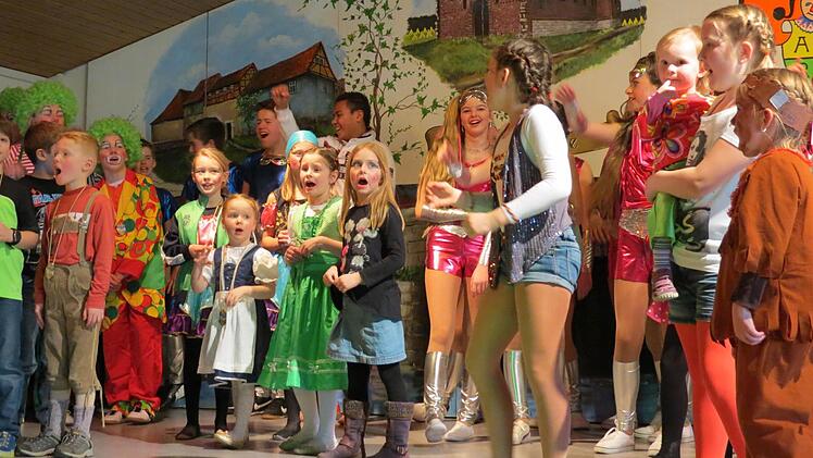 Das große Finale: Für den närrischen Nachwuchs nochmals eine Riesengaudi. Foto: Doris Bauer