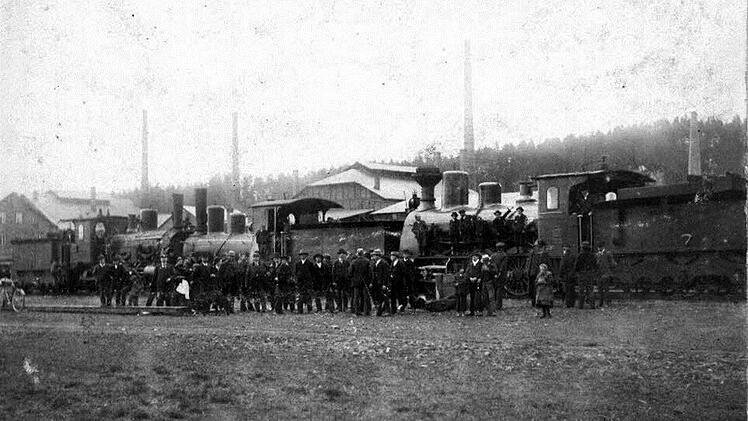 Schaulustige gruppierten sich am Stellenwärterhaus, das sieben Jahre später abgerissen wurde und einem modernen Stellwerk weichen musste.