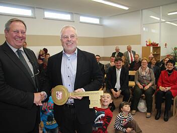 "Der Bau ist ideal verlaufen", zog Architekt Hans-Hermann Drenske eine Bilanz und überreichte den Schlüssel an Bürgermeister Volker Schmiechen (SPD). Im Hintergrund freuen sich Landrat Klaus Peter Söllner, die Fachbereichsleiterin der Kita gGmbH, Elke Wuthe, sowie die Awo-Kreisvorsitzende und Vizepräsidentin des Bayerischen Landtages, Inge Aures. Foto: Sonja Adam
