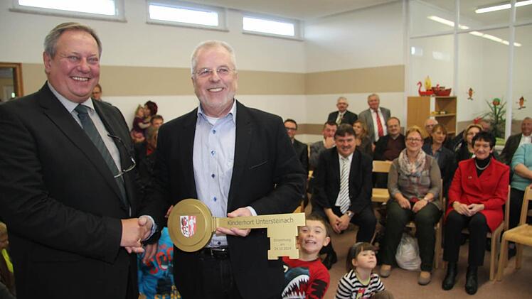 "Der Bau ist ideal verlaufen", zog Architekt Hans-Hermann Drenske eine Bilanz und überreichte den Schlüssel an Bürgermeister Volker Schmiechen (SPD). Im Hintergrund freuen sich Landrat Klaus Peter Söllner, die Fachbereichsleiterin der Kita gGmbH, Elke Wuthe, sowie die Awo-Kreisvorsitzende und Vizepräsidentin des Bayerischen Landtages, Inge Aures. Foto: Sonja Adam