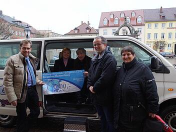 Symbolische Übergabe (von links): Geschäftsführer Ralf Heimbach, Hedy Böhle, Klinikmanager Toni Hauck, Fahrer Jürgen Peterseim und Bürgerbus-Vorsitzende Beate Ritter-Schilling. Foto: Arkadius Guzy