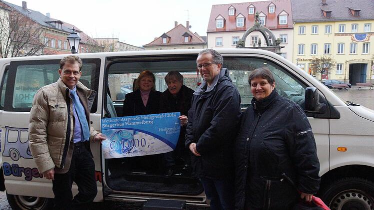 Symbolische Übergabe (von links): Geschäftsführer Ralf Heimbach, Hedy Böhle, Klinikmanager Toni Hauck, Fahrer Jürgen Peterseim und Bürgerbus-Vorsitzende Beate Ritter-Schilling. Foto: Arkadius Guzy