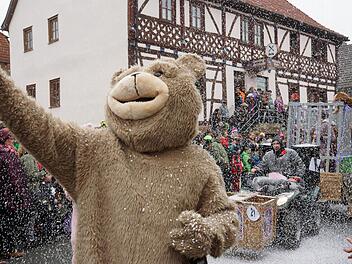 Auf die Besucher des Faschingszugs regnet es Konfetti.Fotos: Arkadius Guzy