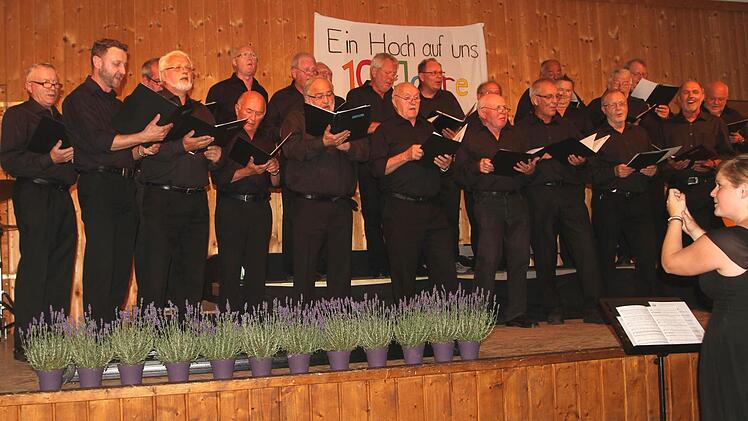 Ein gewaltiger Klangkörper ist nach wie vor der Männerchor unter seiner Dirigentin Regina Huber.  Foto: Günther Geiling