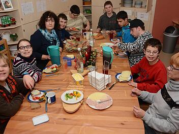 Das Rehbergheim ist ein schönes Zuhause für geistig und mehrfach behinderte Kinder und Jugendliche. Zum Abendessen kommen alle am großen Esstisch zusammen - wie in einer Familie. Foto: Dagmar Besand