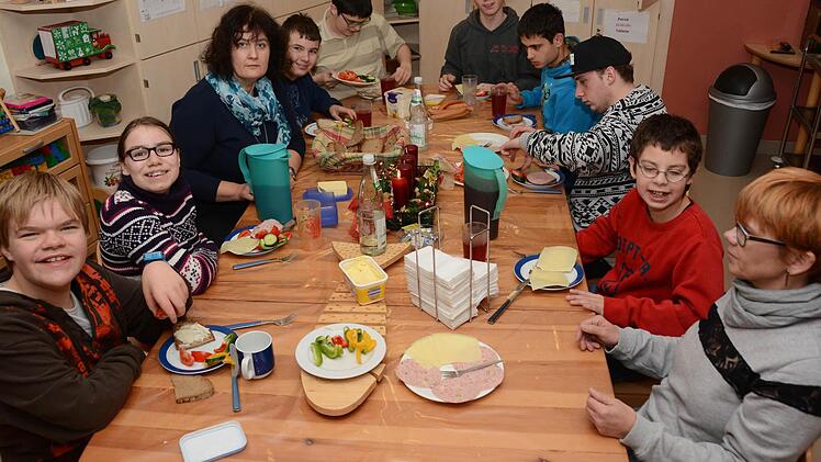 Das Rehbergheim ist ein schönes Zuhause für geistig und mehrfach behinderte Kinder und Jugendliche. Zum Abendessen kommen alle am großen Esstisch zusammen - wie in einer Familie. Foto: Dagmar Besand