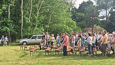 Der traditionelle Gottesdienst unter freiem Himmel wurde auch heuer wieder am "Sonnenstuhl" festlich begangen. Im Hintergrund das große Feldkreuz und der von den St. Georgspfadfindern aufgeschlichtete Holzhaufen für das Johannisfeuer. Foto: Gerhard Wirkner