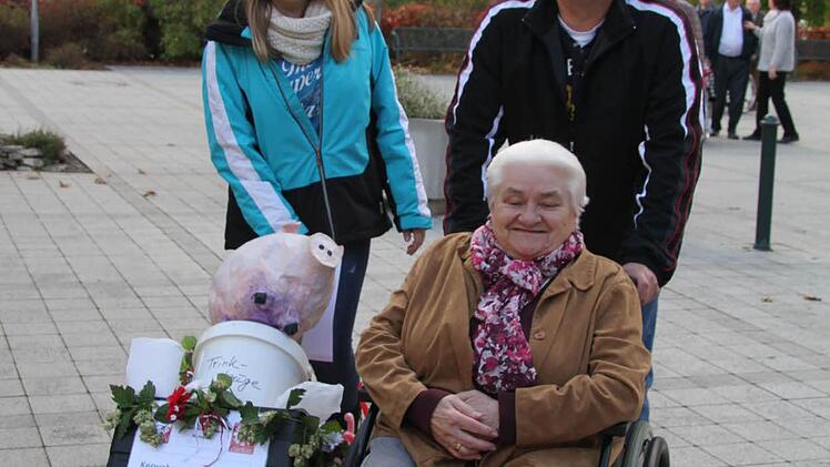 Annemarie Kaul (82) freute sich riesig, dass sie - gemeinsam mit Enkelin Lea und Sohn Wolfgang - beim Kerwa-Umzug vom Stadtsteinacher Pflegeheim St. Marien bis zur Fachklinik mit von der Partie sein darf. Foto: Sonny Adam