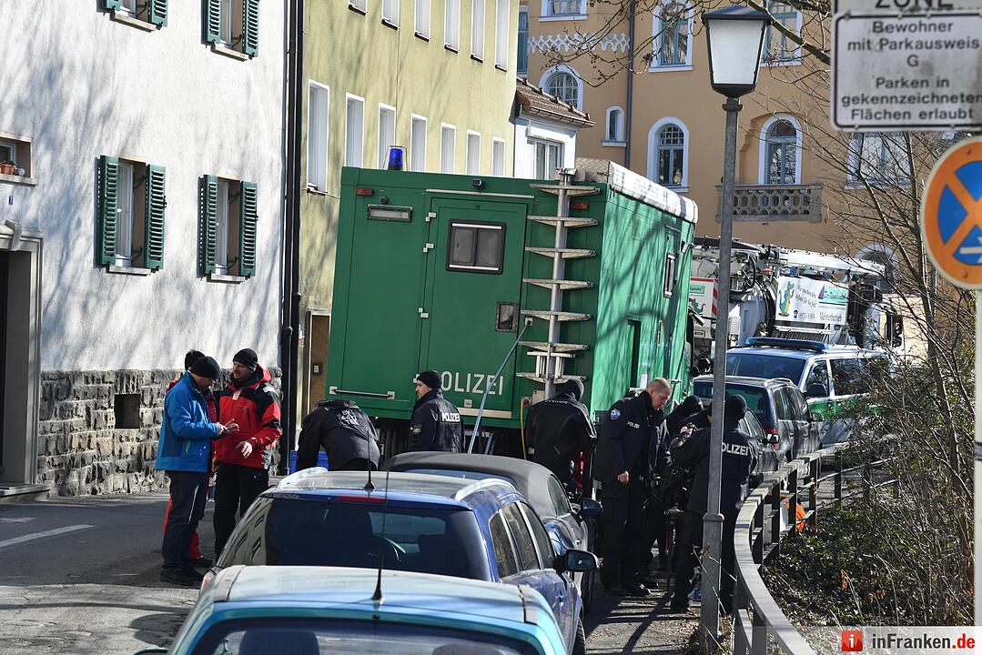 Nach Raubüberfall: Polizei und Taucher am alten Kanal in Bamberg