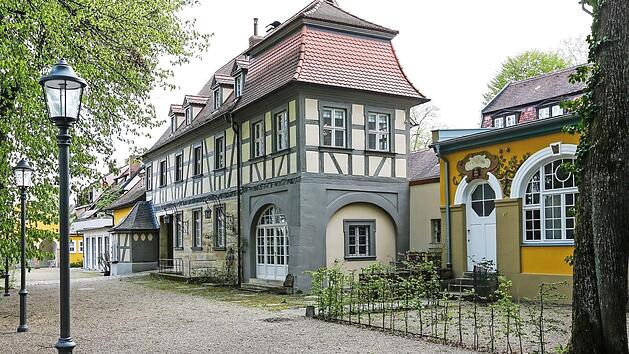 Der Blick vom ehemaligen Biergarten auf die H&auml;userzeile zeigt (von rechts) den Jugendstilsaal, das Torhaus und hinter dem Pavillon den alten Gastraum, heute Atelier. Foto: Matthias Hoch