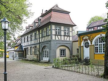 Der Blick vom ehemaligen Biergarten auf die Häuserzeile zeigt (von rechts) den Jugendstilsaal, das Torhaus und hinter dem Pavillon den alten Gastraum, heute Atelier. Foto: Matthias Hoch