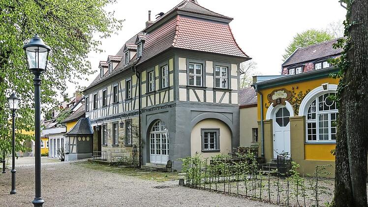 Der Blick vom ehemaligen Biergarten auf die Häuserzeile zeigt (von rechts) den Jugendstilsaal, das Torhaus und hinter dem Pavillon den alten Gastraum, heute Atelier. Foto: Matthias Hoch