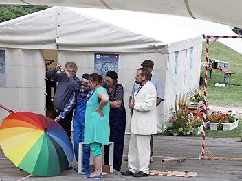 "Die Wahrheitssucher", ein Stück von Rüdiger Baumann, führte die Theatergruppe "Schauhaufen" auf der Seebühne in Kronach beim Dekanatskirchentag auf.  Foto: Michael Wunder