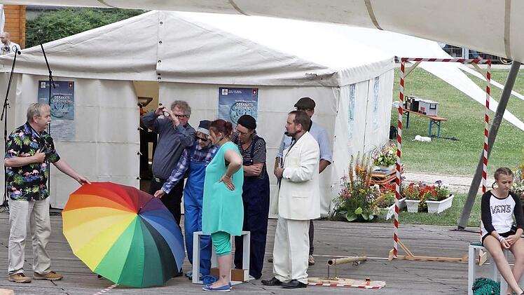 "Die Wahrheitssucher", ein Stück von Rüdiger Baumann, führte die Theatergruppe "Schauhaufen" auf der Seebühne in Kronach beim Dekanatskirchentag auf.  Foto: Michael Wunder