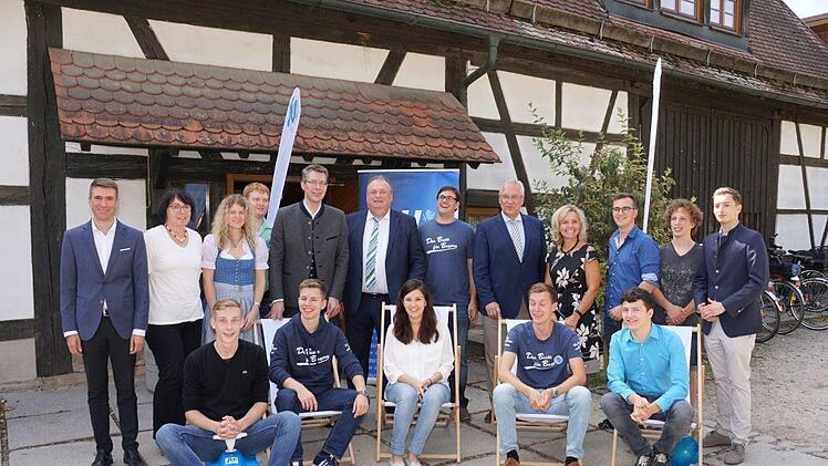 Gruppenfoto mit der Jungen Union v. l.  stehend: Stefan Müller, MdB, Bezirksrätin Ute Salzner,  Generalsekretär Markus Blume,  Walter Nussel, MdL, Innenminister Joachim Herrmann, Alexandra Wunderlich, Kreisvorsitzende Erlangen-Stadt; sitzend Alexandra Beugel-Hilz, Kreisvorsitzende Junge Union Erlangen