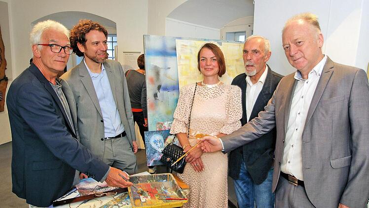 Eröffnung der Kriedner-Ausstellung im Henneberg-Museum: Hartmut Hessel von  den Museumsfreunden, Museumsleiter Nicolas Zenzen, Gesine und Fritz  Kriedner (Schwägerin und Bruder des verstorbenen Künstlers) sowie  Bürgermeister Helmut Blank. Foto: Dieter Britz
