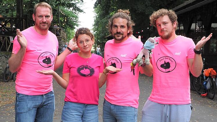 "Paul, der Gaul" trägt Maske. Das Team um Udo Freund, Johanna und Lutz Reinhold  und Uwe Reinhold bedauern das Annafest-Aus.  Foto: Leo Hühnlein