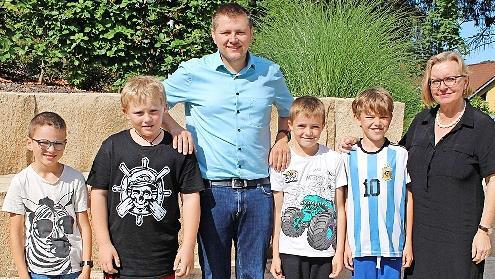 B&uuml;rgermeister Matthias Hauke und Schulleiterin Ulla Farkas gratulieren den Siegern des Spendenlaufs (von links): Karl Kessler, Johannes M&uuml;ller, Benny Kral und Louis J&auml;ger.