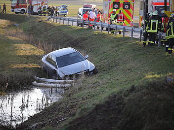 Fahrer verliert Kontrolle: Mazda kommt von Fahrbahn ab und landet im Bach