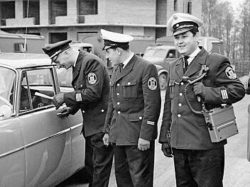 Einsatzbesprechung an der Baustelle des Elisabeth-Krankenhauses anno 1965. Von links zu sehen sind die Polizisten Blodau, Fischer und Wolf sowie der Kripo-Mann Schlemme. Im Einsatzwagen sitzt Georg Gmelch. Die historischen Fotos stellte uns Gerhard Fischer zur Verfügung.