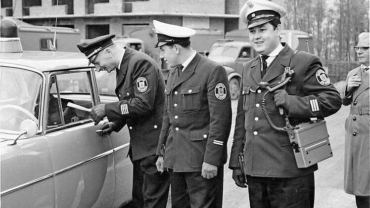 Einsatzbesprechung an der Baustelle des Elisabeth-Krankenhauses anno 1965. Von links zu sehen sind die Polizisten Blodau, Fischer und Wolf sowie der Kripo-Mann Schlemme. Im Einsatzwagen sitzt Georg Gmelch. Die historischen Fotos stellte uns Gerhard Fischer zur Verfügung.