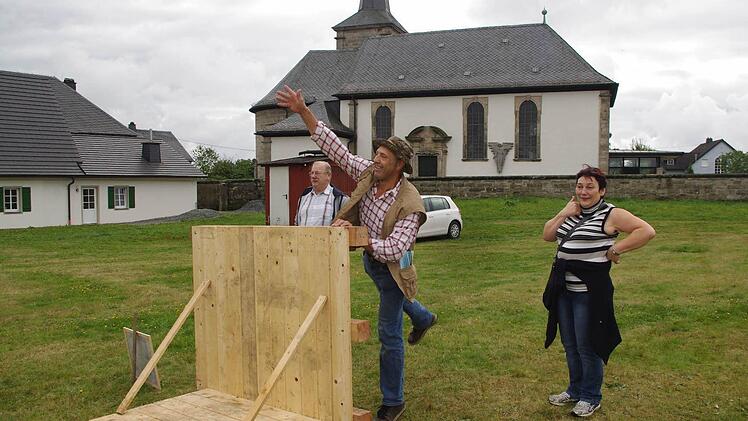 Robert Deuerling vom Team Birnbaum I beim Handgranaten-Zielwurf