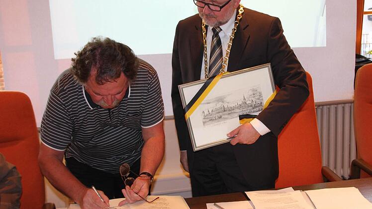 Auch Toni Welsch bekam einen Schmaußer-Stich und die Ehre, sich ins goldene Buch einzutragen.