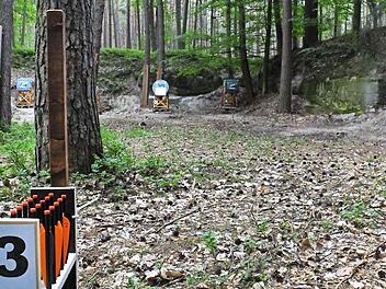 Schießstand Nr. 3 im Steinbruch bei Neuhaus: Die Entfernung auf die Scheibe beträgt 25 Meter. Geschossen wird mit der Armbrust. Foto: privat