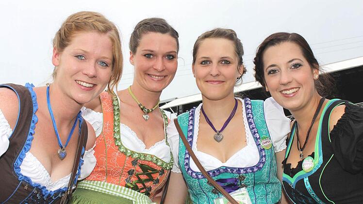Die vielen weiblichen Fans der Dorfrocker - eine Augenweide. Aus Hessen gekommen waren (von links) Nicole, Janina, Sarina und Kathrin. Foto: Ralf Naumann