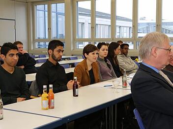 Wie in der Schule: Die jugendlichen Asylbewerber um ihre Lehrerin Bianca Rohrer (braunes Jackett) lauschen der Pressekonferenz ganz genau, in der es um "ihren" berufsorientierten Deutschkurs geht. Foto: Barbara Herbst