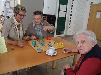 Die neue Pflegedienstleiterin Martina Klemm gesellt sich zu Elfriede Rucker von der Kolping Familie und Grete Zeyher (94), die so gerne Mensch ärgere dich nicht spielt. Das neue Gesetz ist schuld an der drastischen Erhöhung der Entgelte. Foto: Sonja Adam