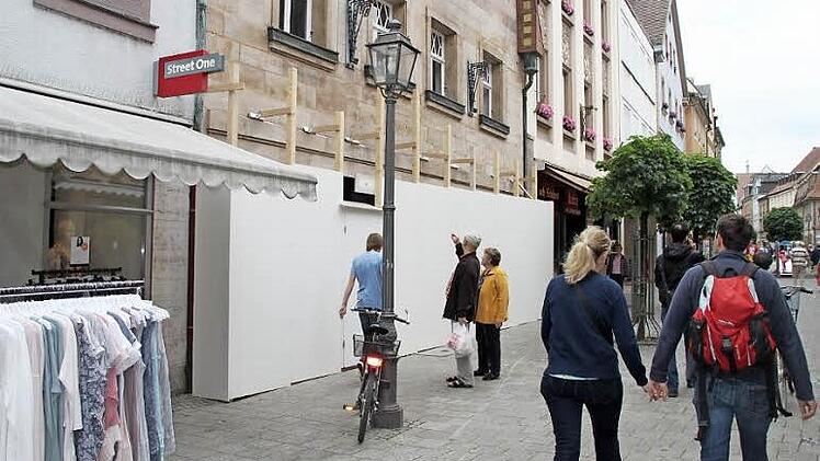 Die Optikerkette Fielmann zieht in das Geschäftshaus in der Langgasse um, in dem sich über Jahrzehnte das Haushaltswarengeschäft Dörnhöfer befand. Ein Leerstand wird geschlossen, ein neuer entsteht dadurch am bisherigen Fielmann-Standort in der Fritz-Hornschuch-Straße. Fotos: Alexander Hartmann