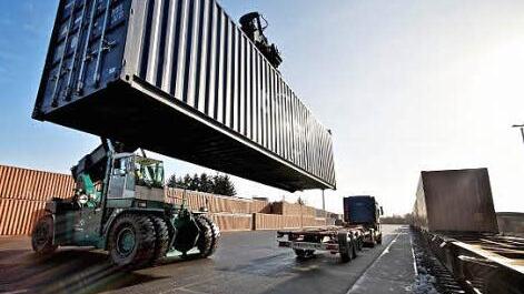 Auch der Containerumschlag nahm zu: um 5,8 Prozent gegenüber dem Vorjahr. Mehr als 22 000 20-Fuß-Container wurden vom Lkw auf die Bahn oder umgekehrt umgeschlagen.  Foto: Bayernhafen