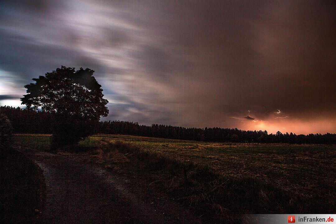 Gewitter ziehen ueber Hochfranken