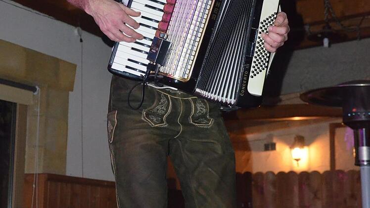 Stephan Wachter bei einem seiner Auftritte - in den Kneipen darf dann auch auf Bänken und Tischen getanzt werden. Foto: Heimatluft