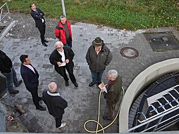 Umringt von Mitgliedern des Zweckverbandes und der Verwaltung gab Diplomingenieur Harald Güthler Erläuterungen zur Kläranlage in Junkersdorf gab. Hinten links Verbandsvorsitzender Bürgermeister Wolfram Thein. Foto: Helmut Will