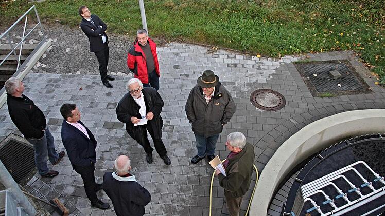 Umringt von Mitgliedern des Zweckverbandes und der Verwaltung gab Diplomingenieur Harald Güthler Erläuterungen zur Kläranlage in Junkersdorf gab. Hinten links Verbandsvorsitzender Bürgermeister Wolfram Thein. Foto: Helmut Will