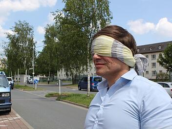 Lost in Bamberg: Von der AEO suchte Tauschreporter Frank Jung den Weg in die Innenstadt - und staunte dabei &uuml;ber eine hohe Papierkorb-Dichte und das Warnschild vor Geister-Radlern. Foto: Jann Weckel