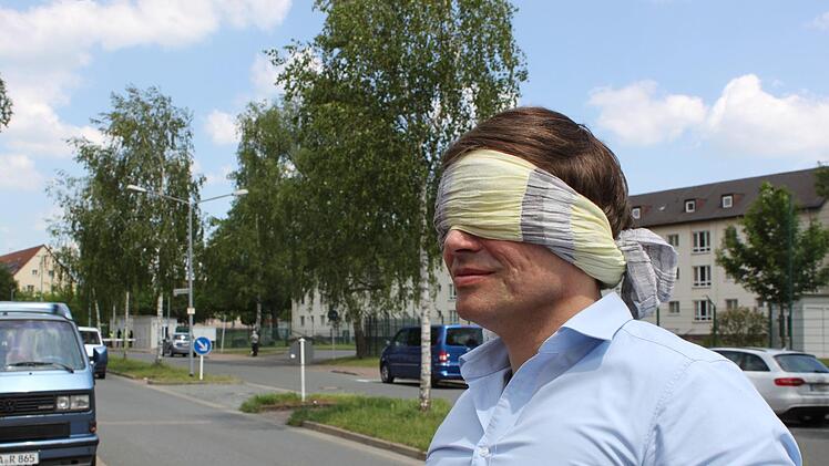Lost in Bamberg: Von der AEO suchte Tauschreporter Frank Jung den Weg in die Innenstadt - und staunte dabei &uuml;ber eine hohe Papierkorb-Dichte und das Warnschild vor Geister-Radlern. Foto: Jann Weckel