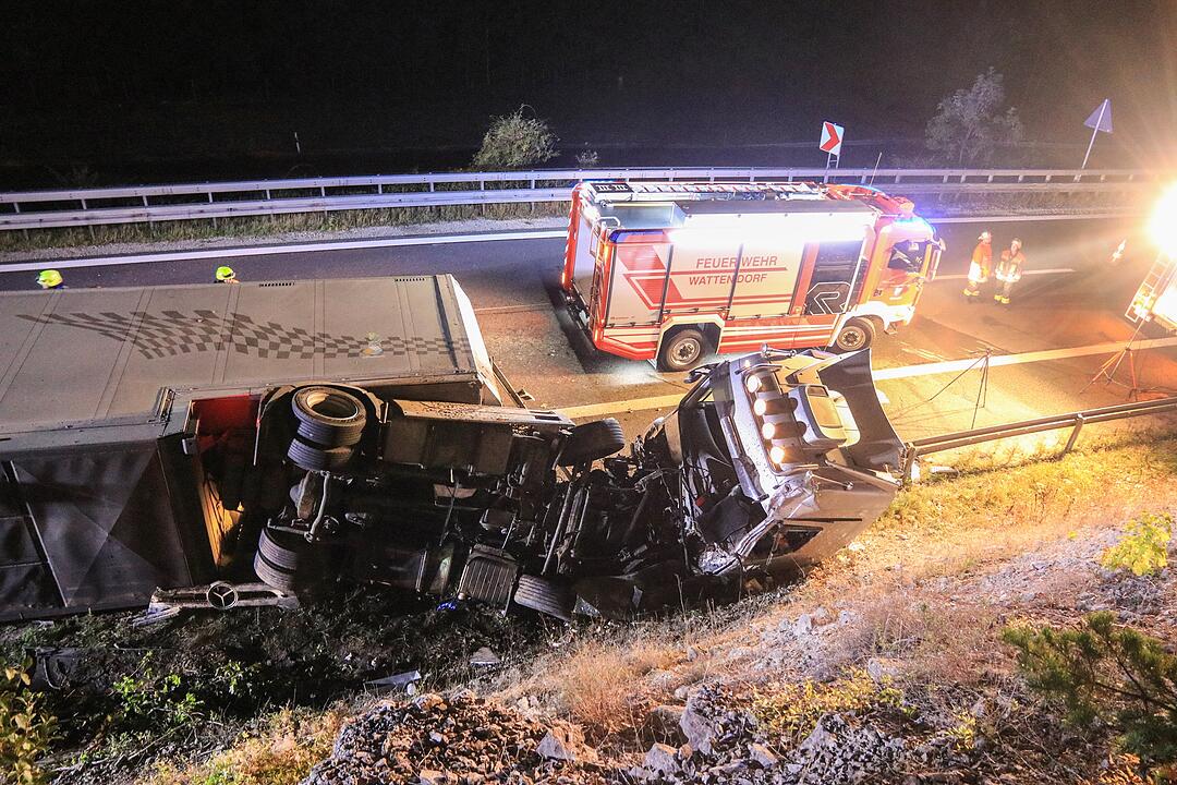 Gegen Felswand gekracht und aus Fahrzeug geschleudert