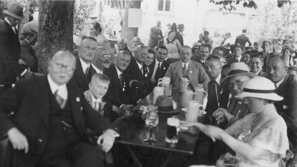 Die Kissinger Sängervereinigung (im Bild ein Vereinsausflug der "Kissinger Liedertafel" nach Nüdlingen im Jahr 1935) feiert nächstes Jahr Jubiläum und hofft für die Vereinschronik auf die Mithilfe der Bevölkerung.Vereinsarchiv