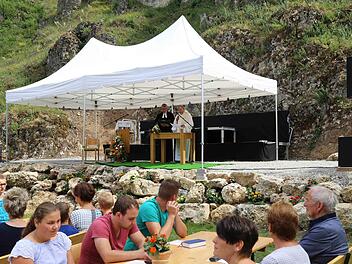 Ökumenischer Gottesdienst mit Kreuzsegnung auf der neuen Naturbühne in Obertrubach Foto: Franz Galster