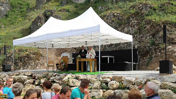 Ökumenischer Gottesdienst mit Kreuzsegnung auf der neuen Naturbühne in Obertrubach Foto: Franz Galster
